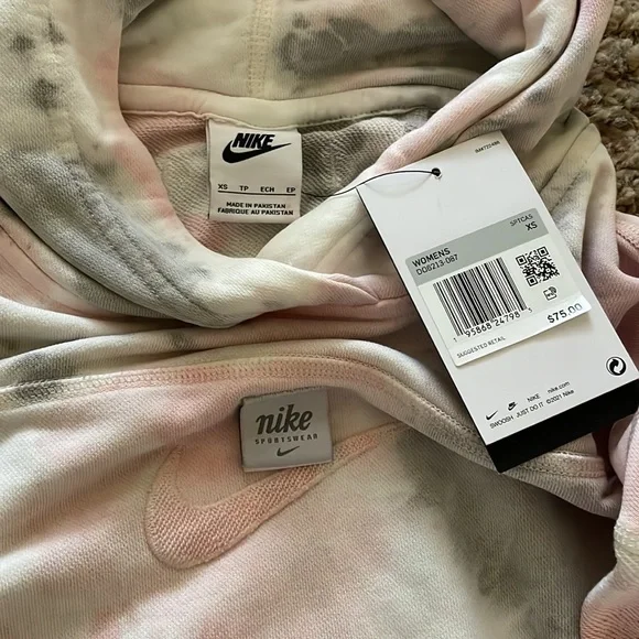 Nike Sportswear SET! It has never been worn/ tags still on. - Picture 4 of 4